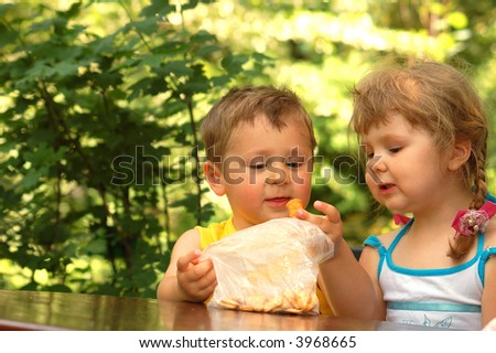 Children eating cookies