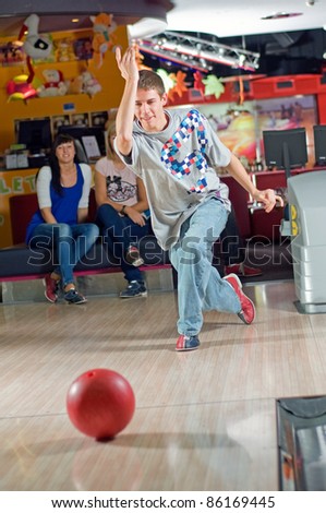 [Obrazek: stock-photo-young-people-play-the-bowling-86169445.jpg]