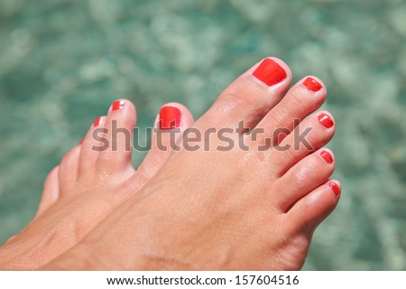 Young woman taking photos of his legs./ feet woman\'s on the sea.