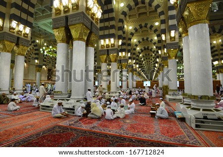 AL MADINAH, KINGDOM OF SAUDI ARABIA- MAY, 28 : the group learning Al-Quran at the Nabawi Mosque.  on May 28, 2013 in Al Madinah, S. Arabia. Nabawi mosque is the 2nd holiest mosque in Islam.