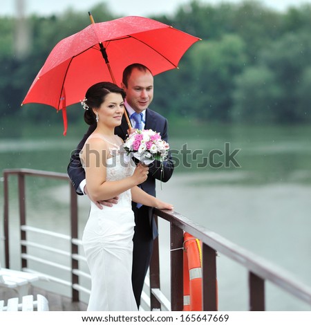 Wedding couple in a rainy day