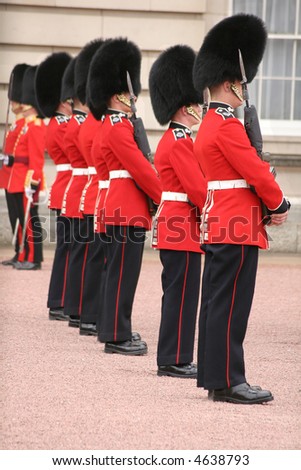 change of guards in buckingham palace