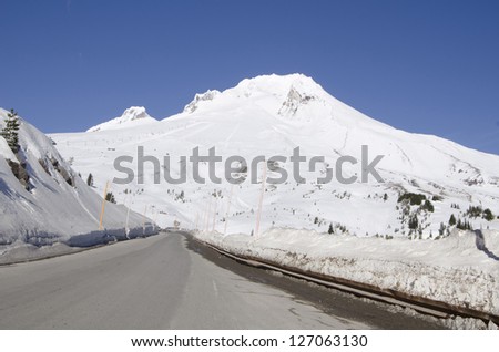 The scinic view of mount hood from road