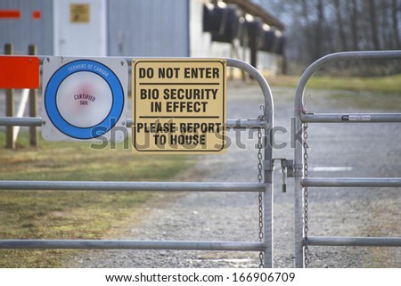 A chicken farm warns visitors not to enter to prevent poultry infection/Bio Security Sign/A chicken farm warns visitors not to enter to prevent poultry infection.