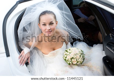 bride is going ti leave wedding car