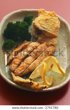 Grilled fish with broccoli and lemon