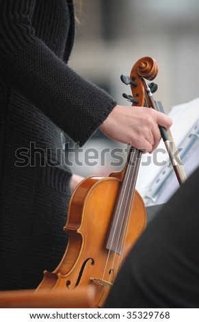 Violin player detail