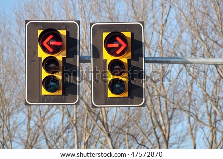 Traffic lights with red arrow, to ban both left and right turn