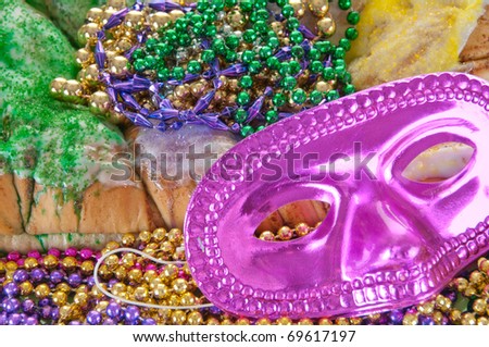 carnival king cake with mask