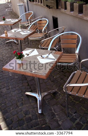 Outdoor dining in an Italian cafe