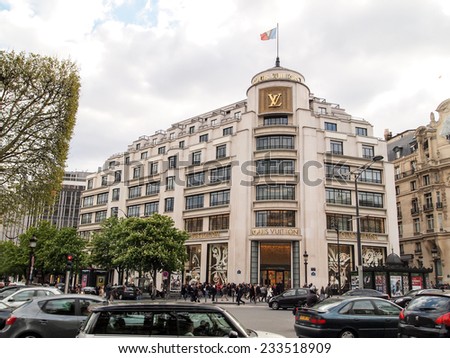 PARIS-APR 16: Customers are on queue to enter Louis Vuitton shop at Champs-ElysÃ?ÃÂ©es on April 16,2012 in Paris, France.  Louis Vuitton is one of the world\'s leading international fashion houses.