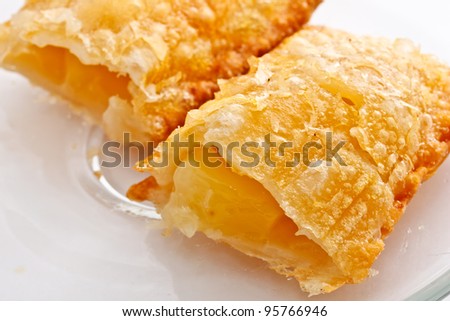 apple pie on white background presenting its filling