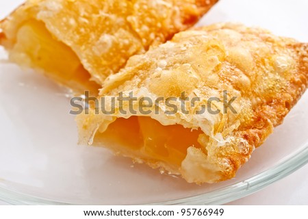apple pie on white background presenting its filling