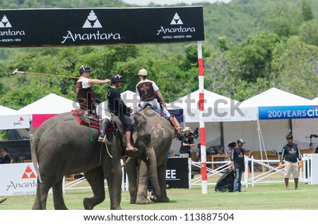 HUA HIN, THAILAND -SEPTEMBER 13: Unidentified polo players play in elephant polo games during the 2012 King 's Cup Elephant Polo match on September 13, 2012 at Suriyothai Camp in Hua Hin, Thailand