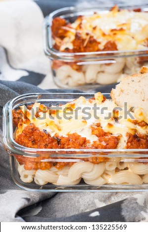 baked macaroni for your kids\' meal on their school