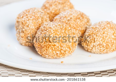sweet rice cake coated with sesame seeds and filled with sweet bean paste