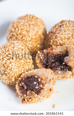 sweet rice cake coated with sesame seeds and filled with sweet bean paste