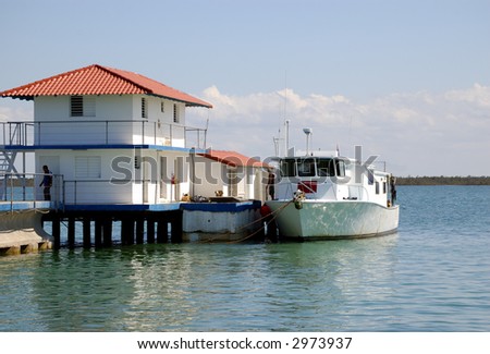 small pier in the midle of the ocean, diving boat