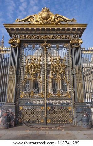 Golden gate at the justice palace in Paris
