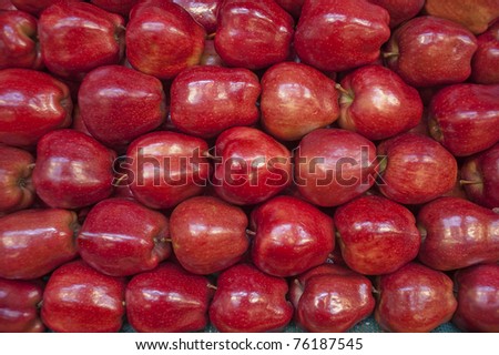 Fresh stacked apples at farmer\'s stand
