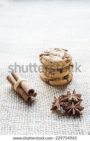 Cinnamon sticks, star anise and cookies