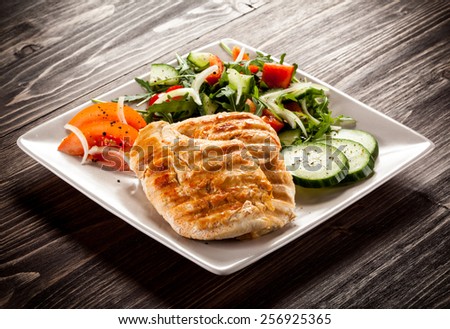 Grilled chicken fillet and vegetables