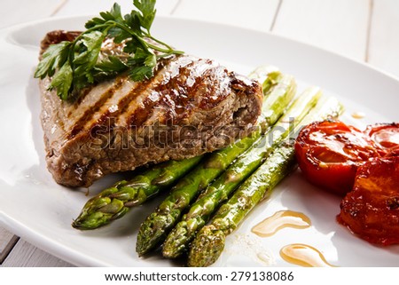 Grilled beefsteak and asparagus