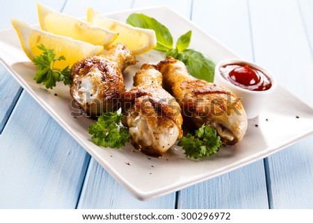 Grilled chicken drumsticks and vegetables