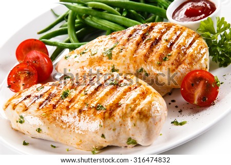 Grilled chicken fillets and vegetables