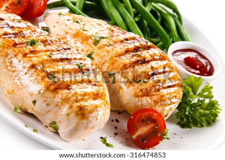 Grilled chicken fillets and vegetables