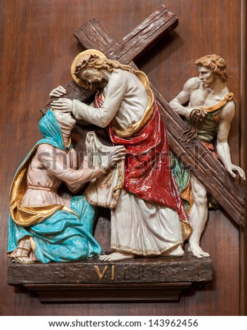 VERONA - JANUARY 28: Jesus andVeronica on the cross way. One part of ceramic cross way from st. Nicholas church (Chiesa di San Nicolo) on January 28, 2013 in Verona, Italy.