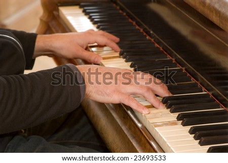 hands of piano player