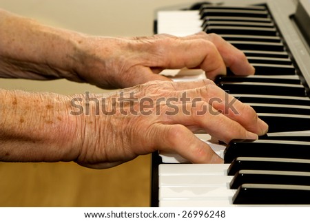 hands of old piano player