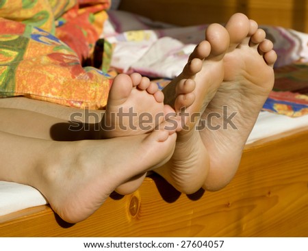 les pieds de vos maman - Page 2 Stock-photo-feet-of-mother-and-child-in-bed-27604057