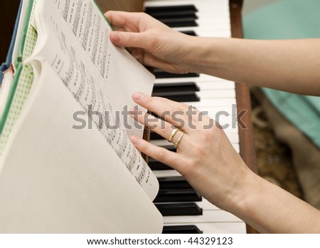 hands of piano player