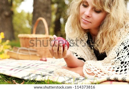 Beautiful young woman enjoy  with ripe apple on autumn picnic