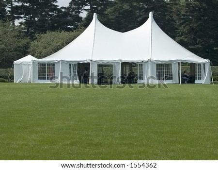 Banquette tent on a green lawn.