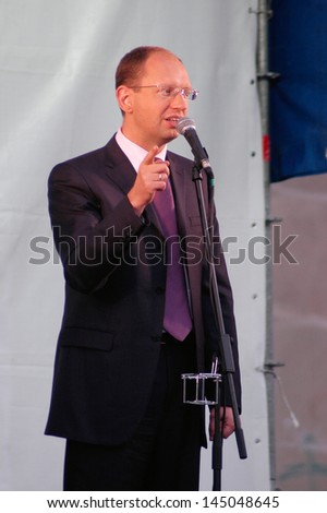 TERNOPOL, UKRAINE-SEP. 29:Speeches in Ukraine during the presidential campaign. Emotsionalnaya speech the leader of \