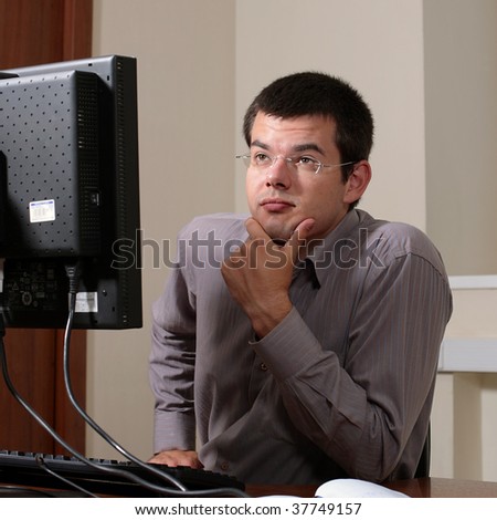 Man with his computer looking up and wait for inspiration