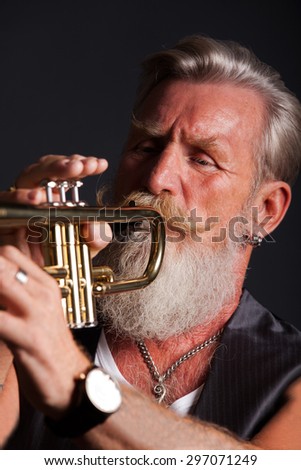 PIcture of a white haired trumpet player with a long white beard.Detail picture.
