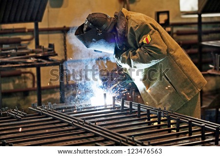 Welder welding pipe grid