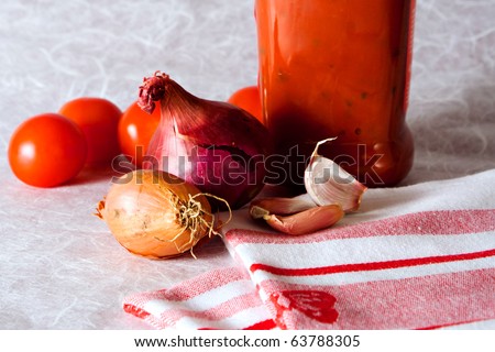 bottle of pasta sauce, ingredients, kitchen towel