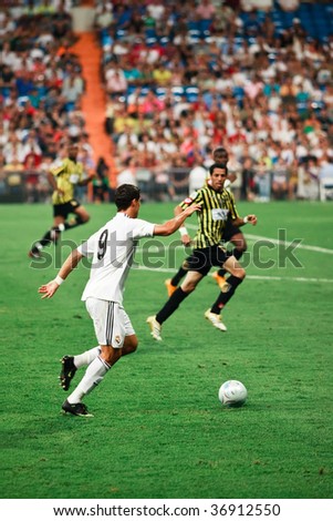 MADRID - JULY 26 : Cristiano Ronaldo (L) of Real Madrid prepares a cross in his first match during Peace Cup competition at Santiago Bernabeu stadium July 26, 2009 in Madrid. Real Madrid 1-1 draw with Al Ittihad.