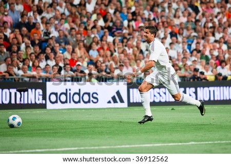 MADRID - AUGUST 24: Cristiano Ronaldo of Real Madrid chases a pass without success during Real Madrid\'s 4-0 victory over Rosenborg BK in the Trofeo Santiago Bernabeu August 24, 2009 in Madrid.