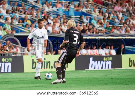 MADRID - AUGUST 24: Cristiano Ronaldo (L) of Ream Madrid controls the ball during Real Madrid\'s 4-0 victory over Rosenborg BK at Trofeo Santiago Bernabeu August 24, 2009 in Madrid.