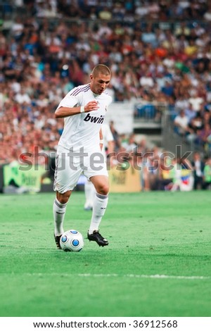 MADRID - AUGUST 24: Karim Benzema of Real Madrid controls the ball during Real Madrid\'s 4-0 victory over Rosenborg BK at Trofeo Santiago Bernabeu August 24, 2009 in Madrid.