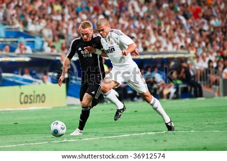 MADRID - AUGUST 24: Pepe (R) of Real Madrid fights for the ball during Real Madrid\'s 4-0 victory over Rosenborg BK at Trofeo Santiago Bernabeu August 24, 2009 in Madrid.
