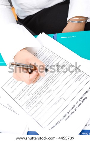 Business woman\'s hands and the pen.