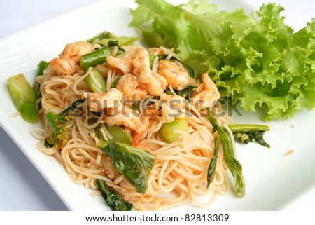 Thai stir-fried noodles with shrimp and kale.