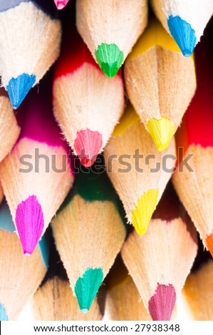 Color pencils in arrange in color wheel colors